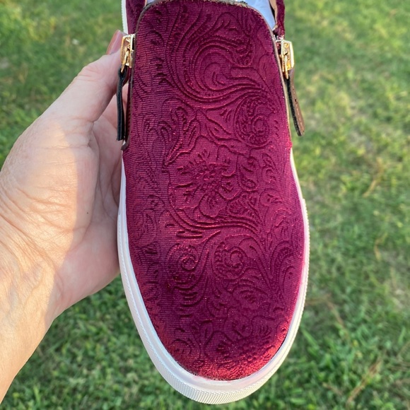 Volatile Women's NWT Burgundy Velvet Slip On Loafers - Size 7 - Picture 2 of 16